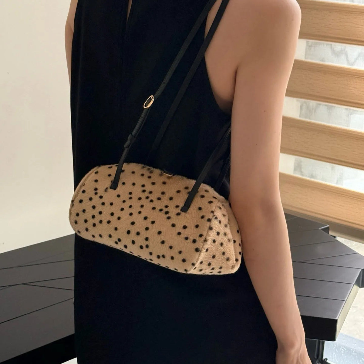 Layla Schultertasche aus Kunstfell mit Gepardenmuster