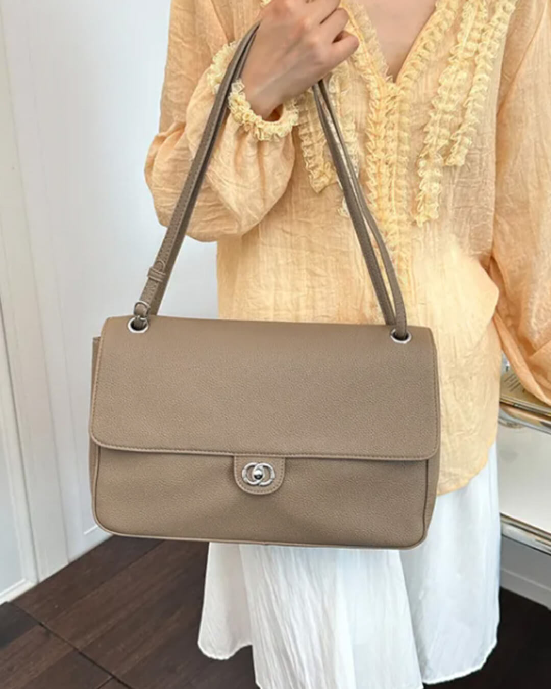 Emma Schultertasche mit Schnalle und Klappe