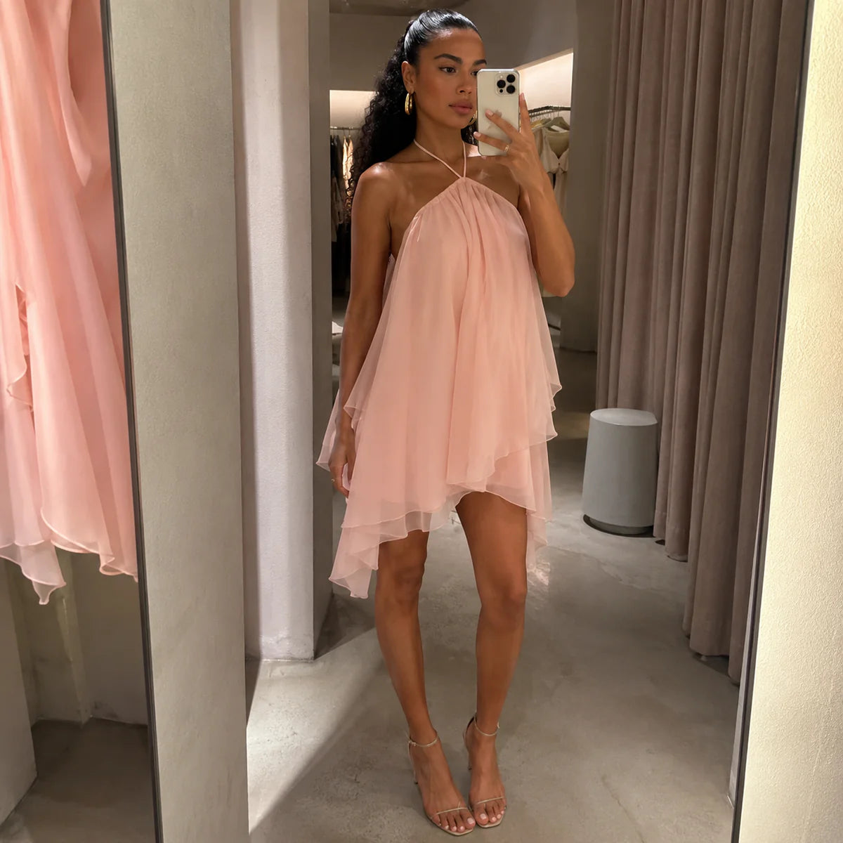 Yasmin kurzes Neckholder-Kleid mit freiem Rücken