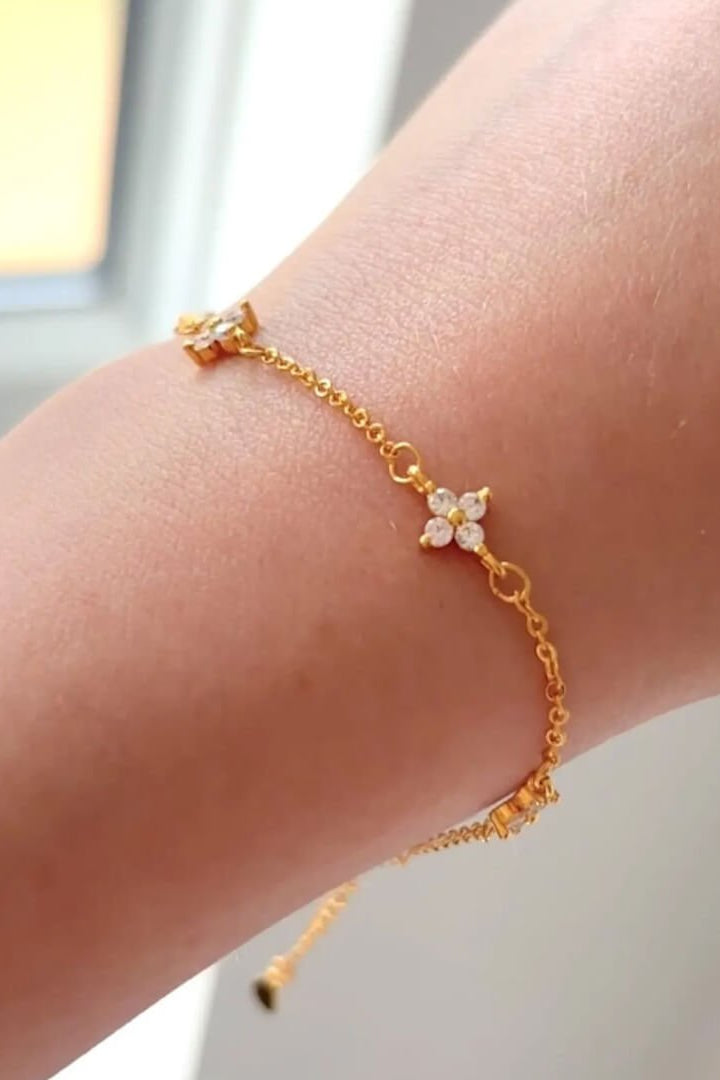ZEYA - Dina Rhinestone Flower Chain Bracelet