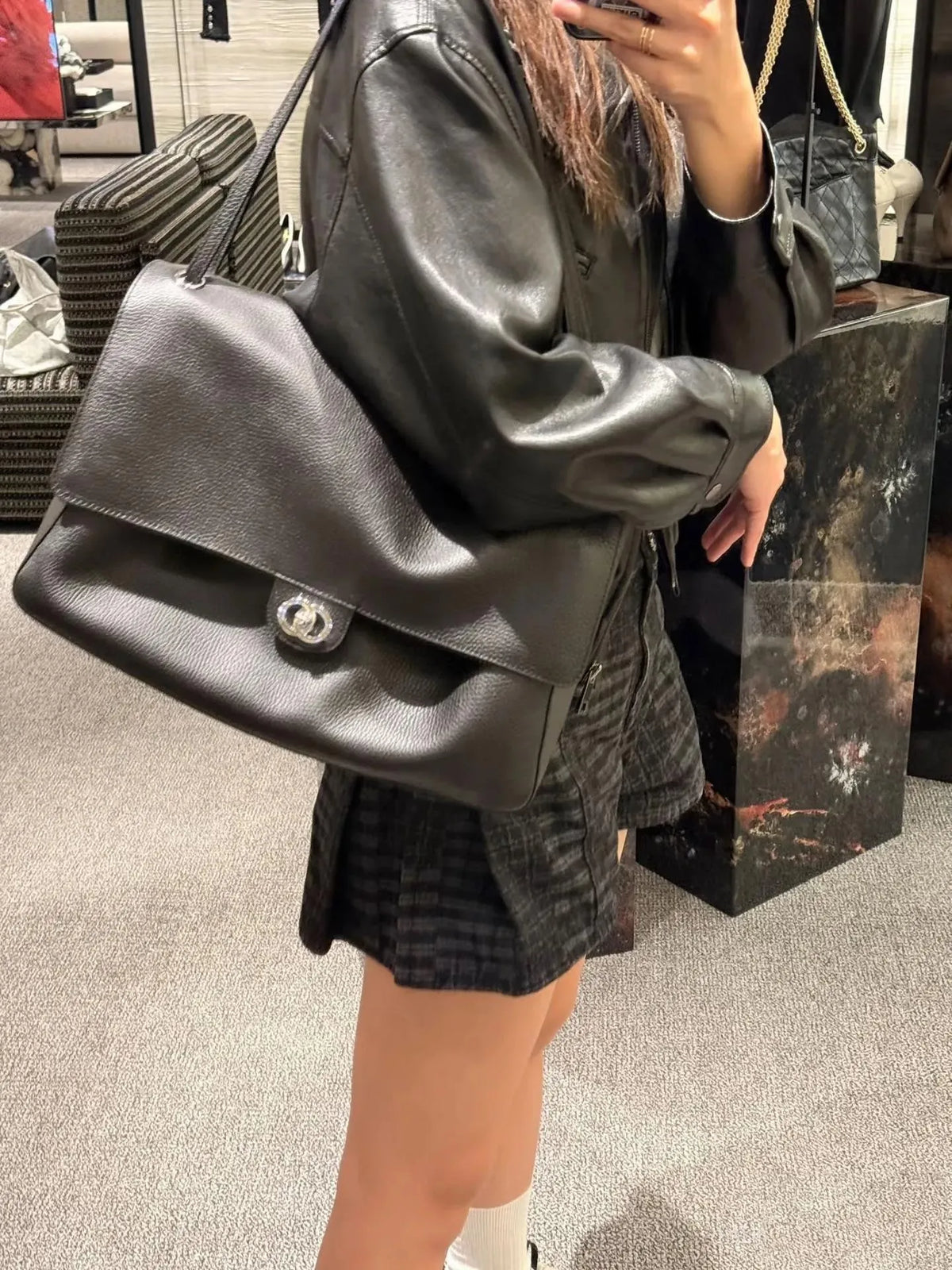 Emma Schultertasche mit Schnalle und Klappe