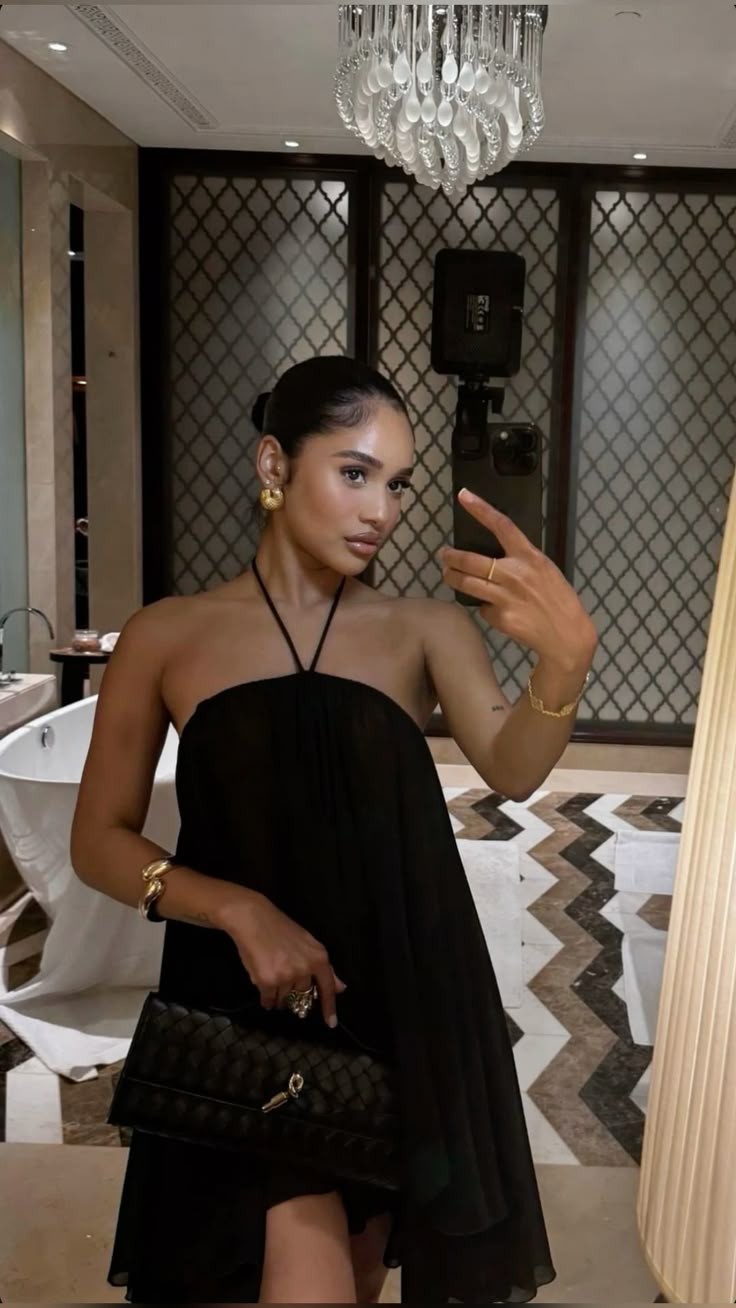 Yasmin kurzes Neckholder-Kleid mit freiem Rücken
