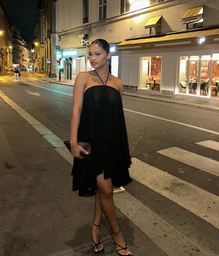 Yasmin kurzes Neckholder-Kleid mit freiem Rücken