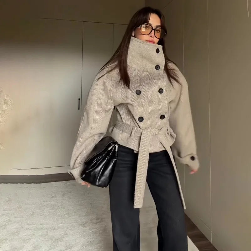 Olivia Mantel mit Gürtel und Trichterkragen
