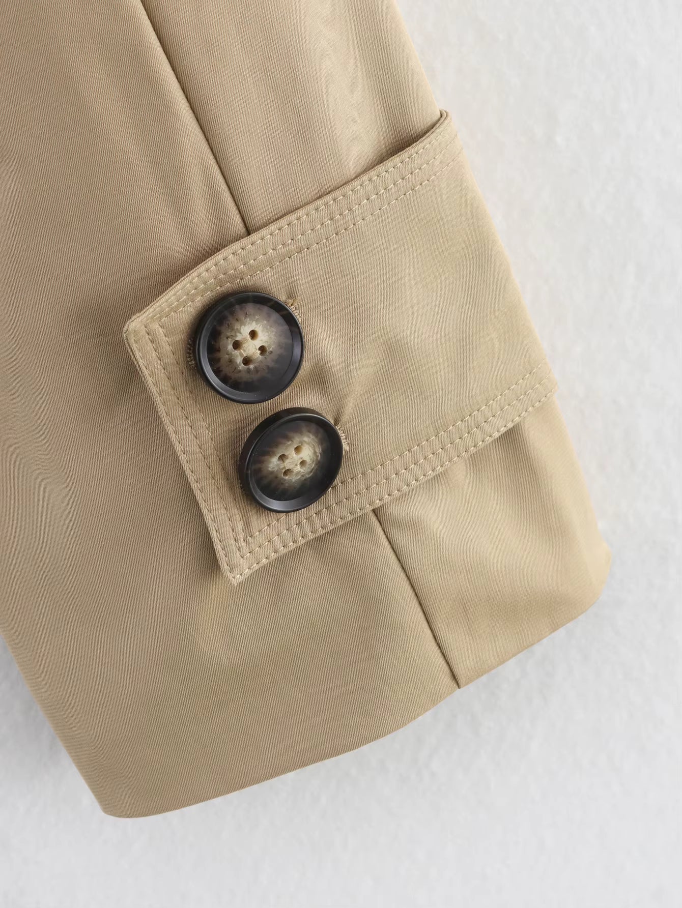 Audrey Trenchcoat in Beige mit doppelreihiger Knopfleiste