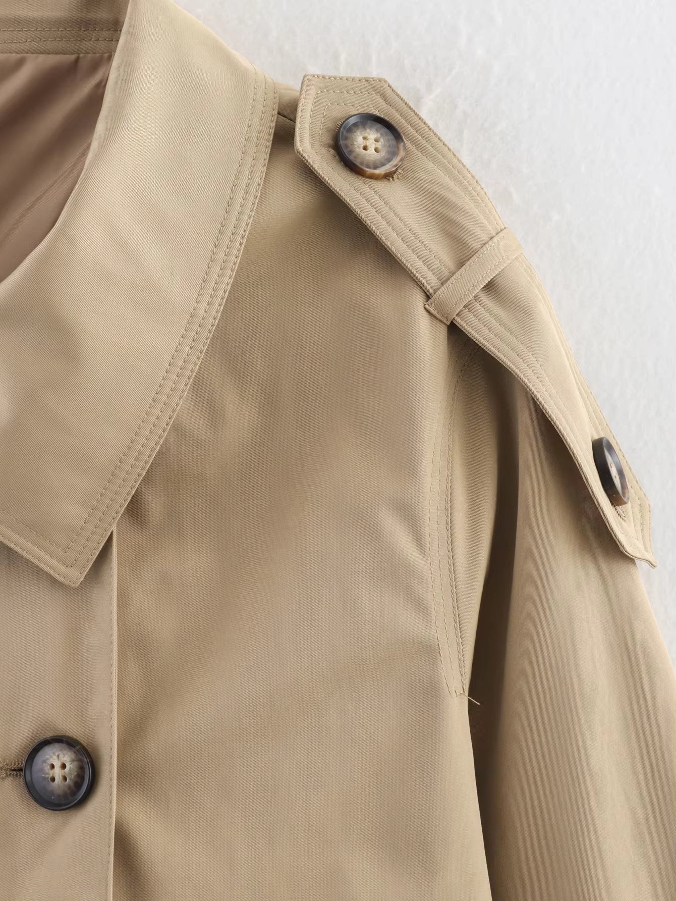 Audrey Trenchcoat in Beige mit doppelreihiger Knopfleiste