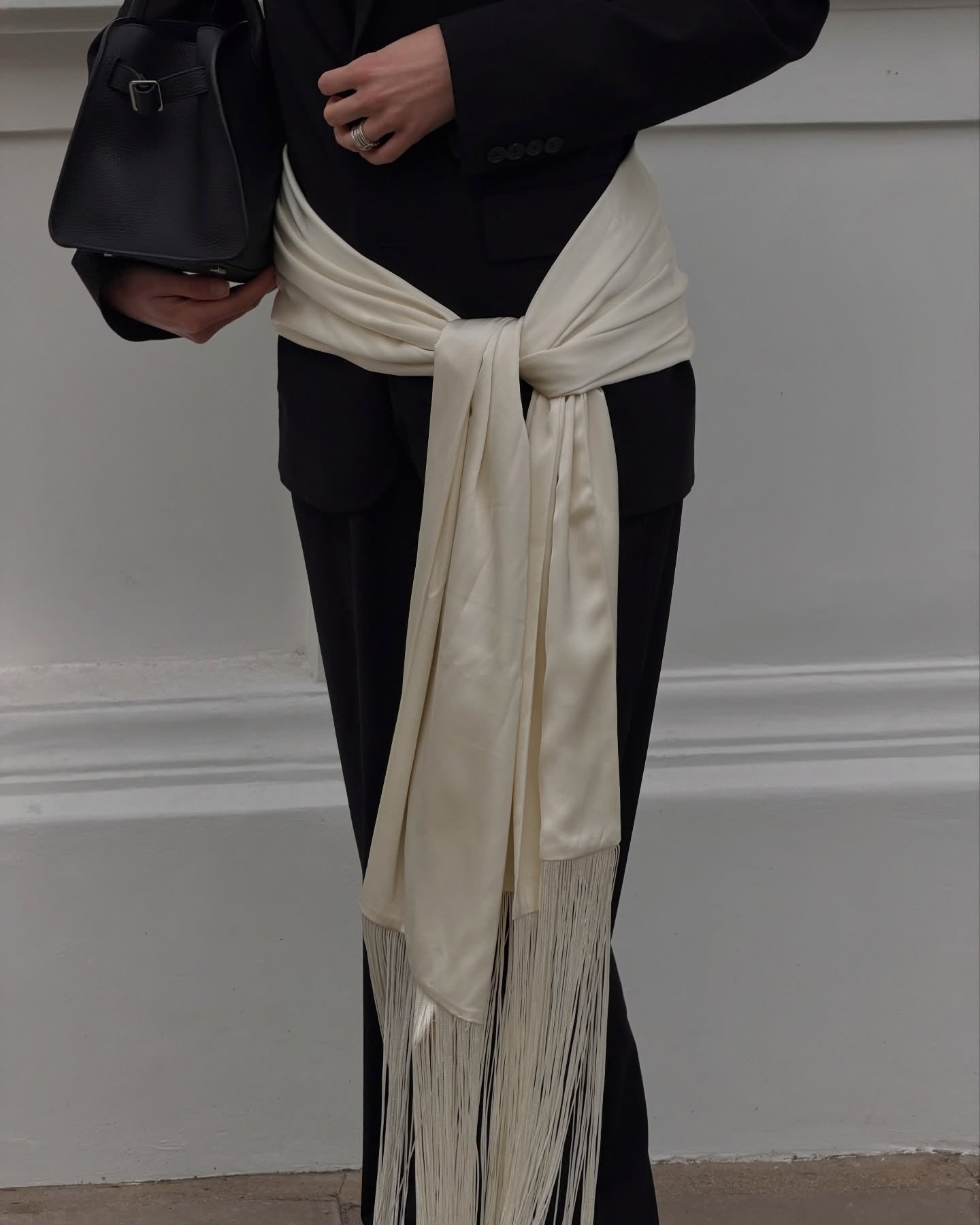 Amelie Fransentassel Satin Schal-Gürtel
