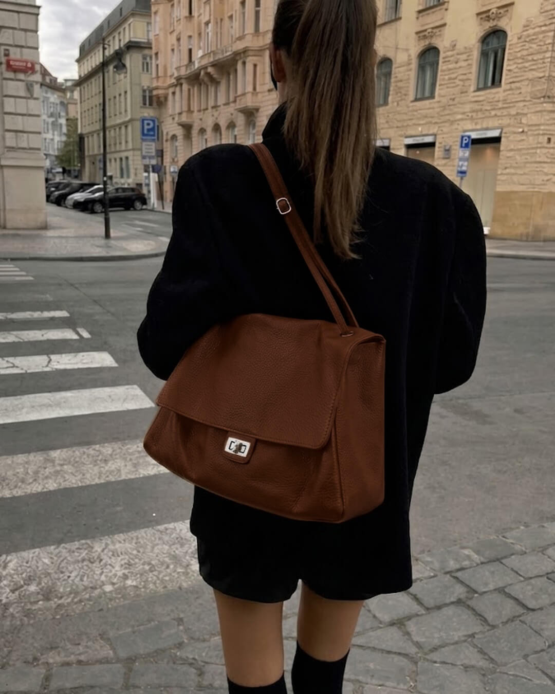 Ava Maxi Flap Lederschultertasche