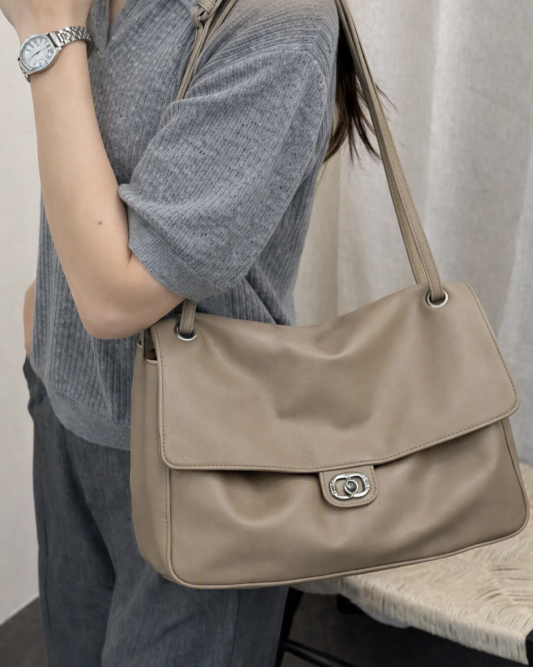 Emma Schultertasche mit Schnalle und Klappe