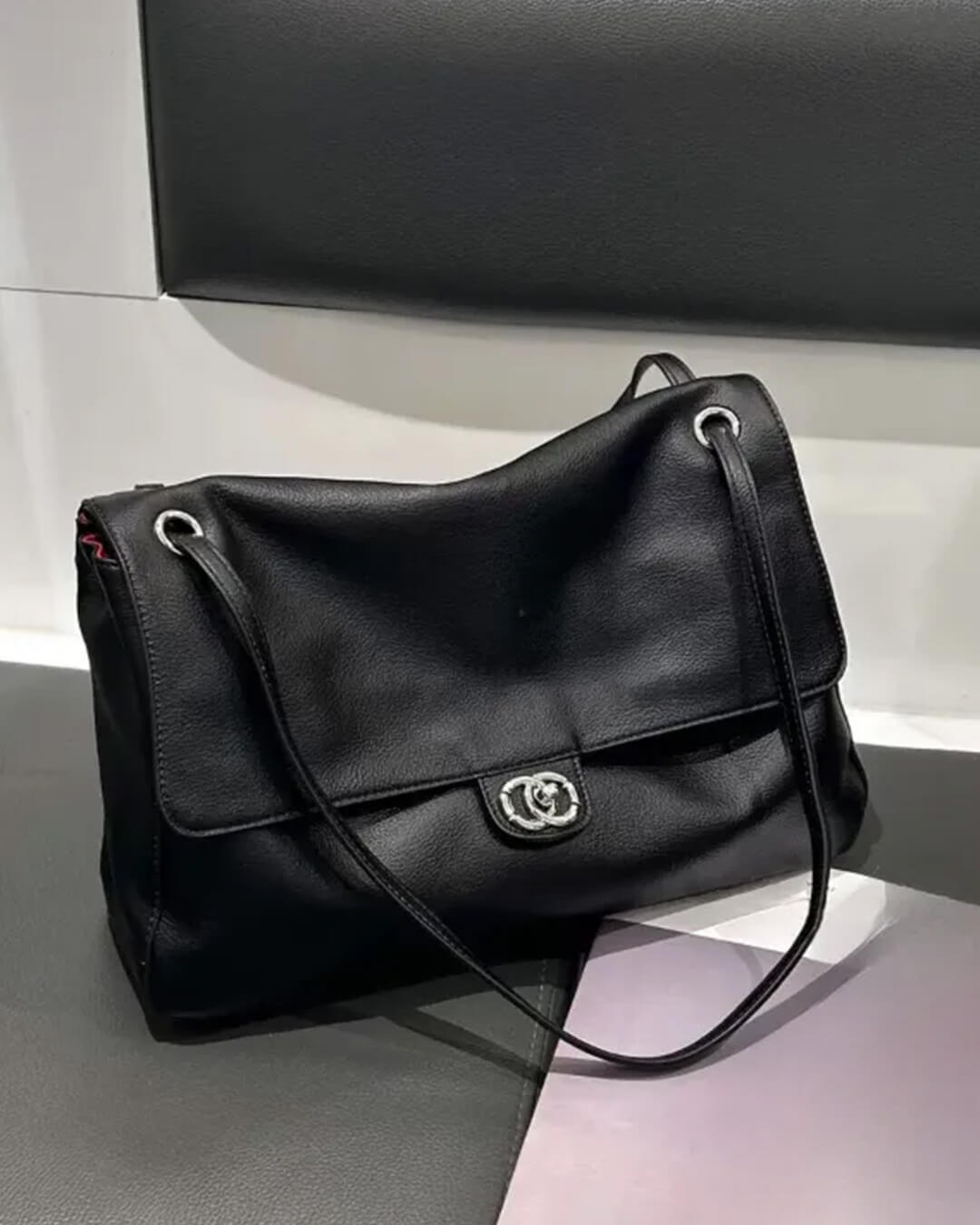 Emma Schultertasche mit Schnalle und Klappe