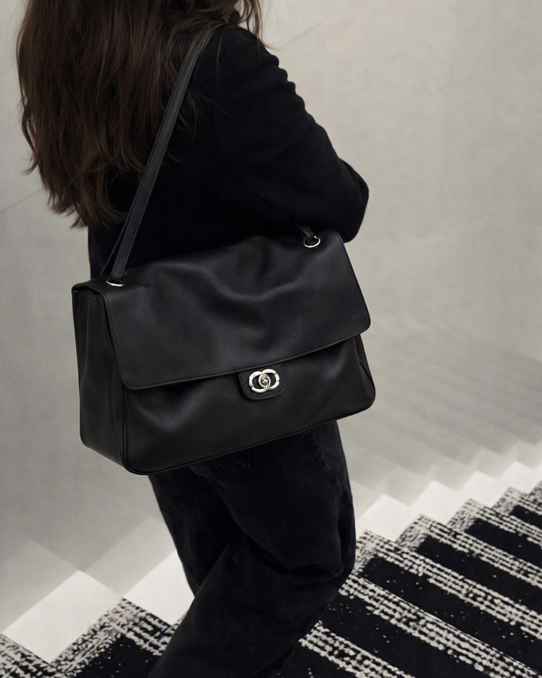 Emma Schultertasche mit Schnalle und Klappe
