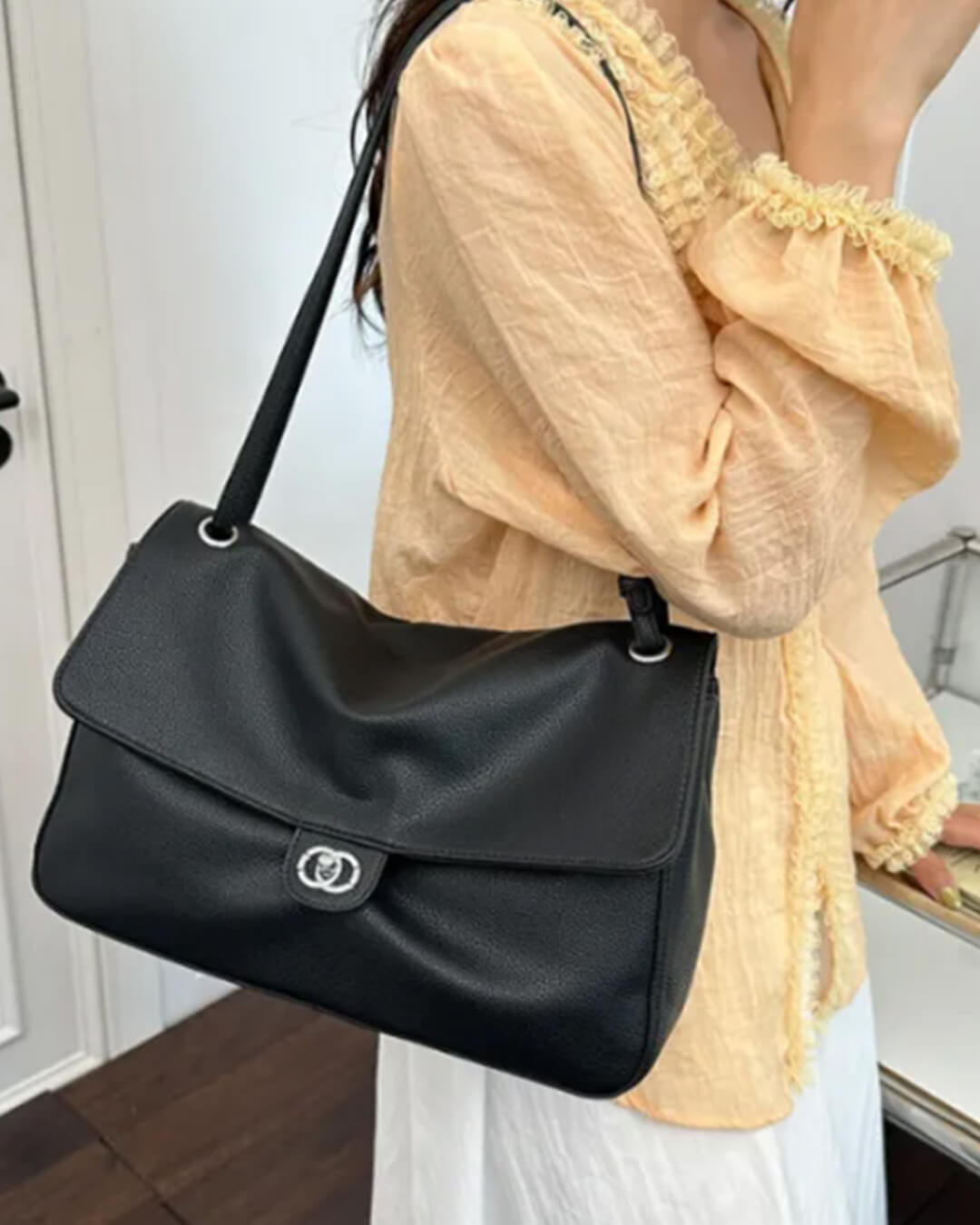 Emma Schultertasche mit Schnalle und Klappe
