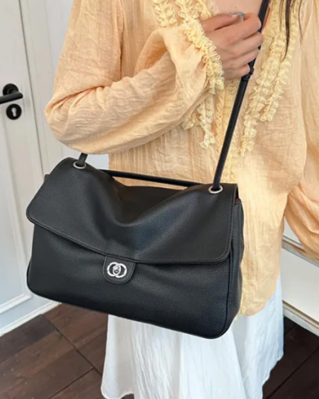 Emma Schultertasche mit Schnalle und Klappe
