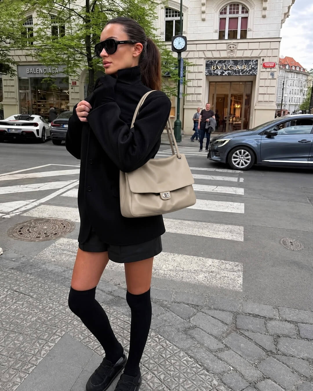 Emma Schultertasche mit Schnalle und Klappe