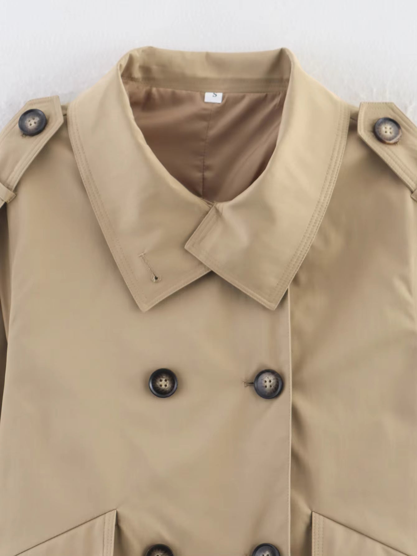 Audrey Trenchcoat in Beige mit doppelreihiger Knopfleiste