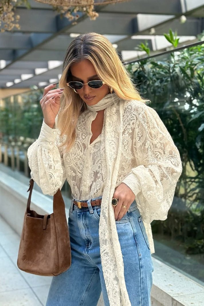 Sandrine Sheer-Spitzenbluse mit Bindeband