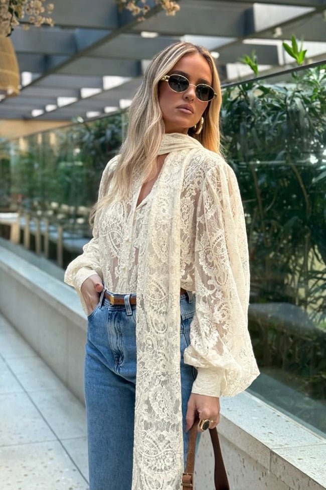 Sandrine Sheer-Spitzenbluse mit Bindeband