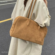 Dominica Schultertasche aus Kunstvelours