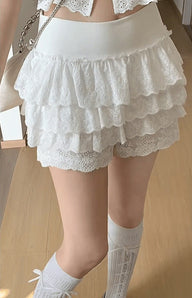 Kaya Häkelshorts mit Rüschen und Ausstanzungen