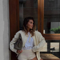 Naomi mit Stehkragen und Knopfdetails
