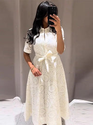 Rosie besticktes Midikleid mit Gürtel