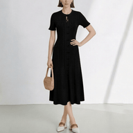 Soraya Französisches Strickkleid mit V-Ausschnitt und Schlitz