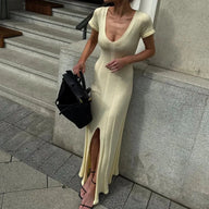 Suri Geripptes Strick-Maxikleid mit tiefem V-Ausschnitt und hohem Schlitz