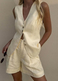 Bea Set aus taillierter Weste und Shorts